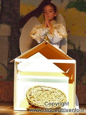 La piccola Benedetta durante la rappresentazione del Presepe di San Francesco