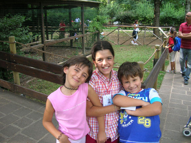 Da sinistra: Elisabetta,Camilla e Giovanni al Parco Faunistico di Pescasseroli
