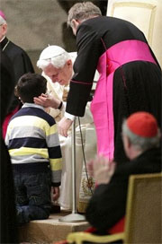 Immagine del papa che accarezza un bambino