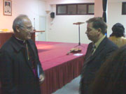 Il Vescovo Scotti a colloquio con uno dei partecipanti